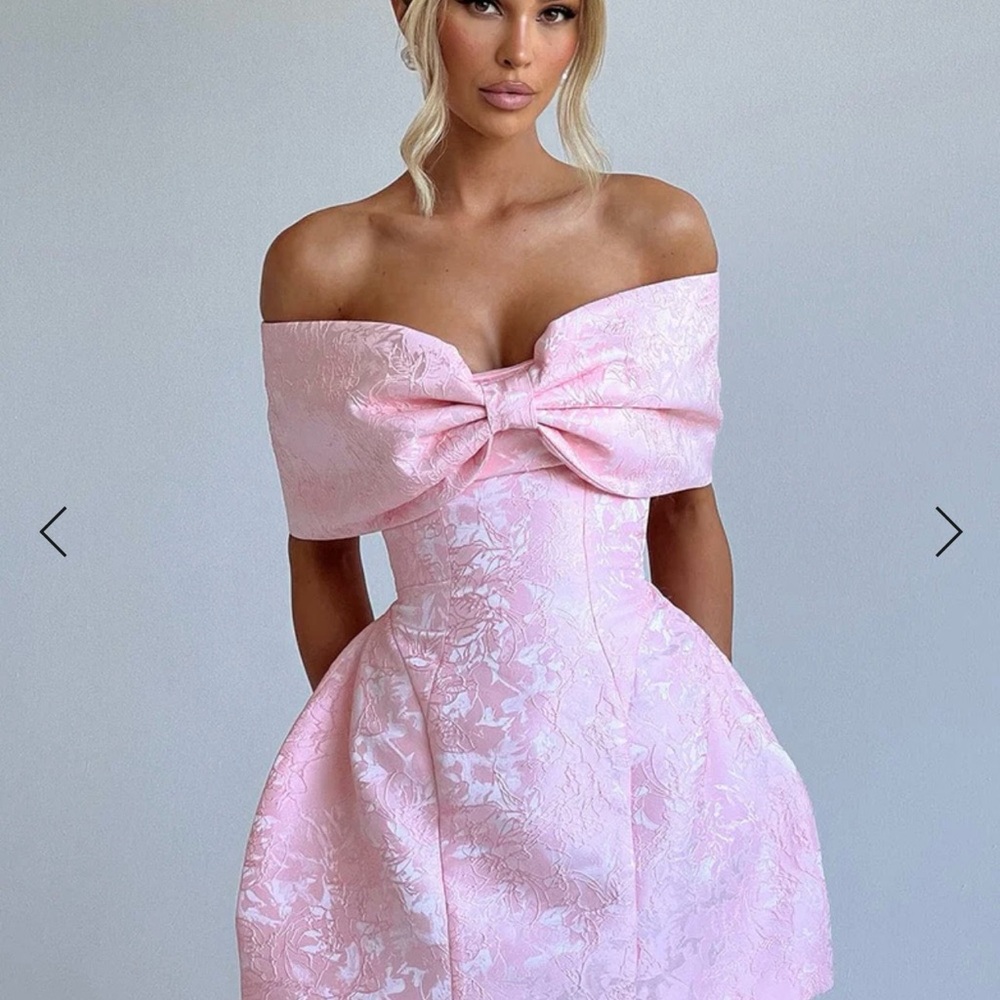 Chic Strapless Pink Dress with Bow